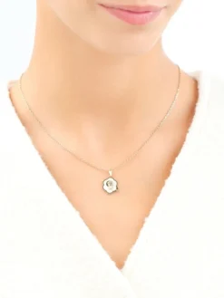 Złota zawieszka z masą perłową i cyrkonią - medalik Matka Boska