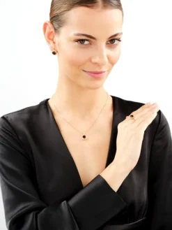 Złote kolczyki z granatami syntetycznymi