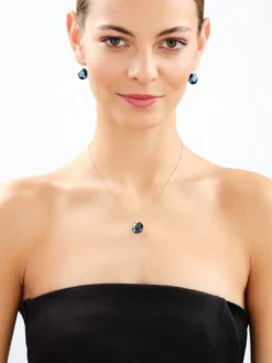 Złote kolczyki z kryształami syntetycznymi