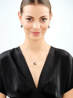 Złote kolczyki z kryształami syntetycznymi