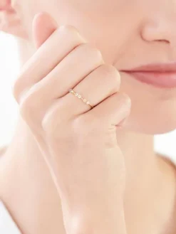 Złoty pierścionek z cyrkoniami