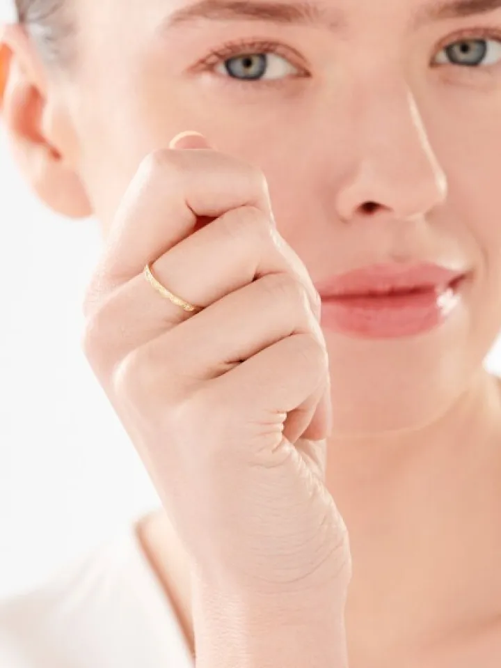 Złoty pierścionek z cyrkoniami